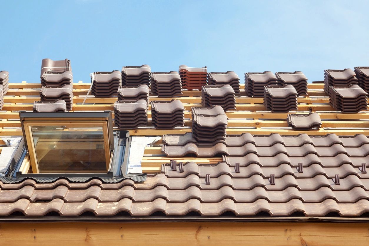 A roof with many tiles on it and some windows